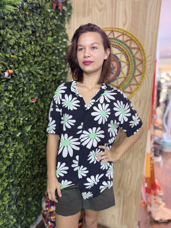 Camisa De Botão Preto Floral Margarida  (desapego)